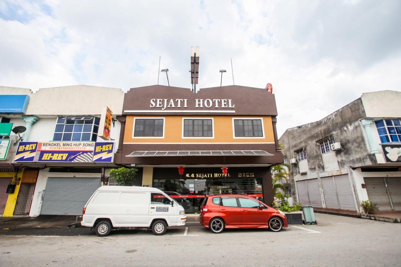 Oyo 89518 Sejati Hotel Sitiawan Exterior foto