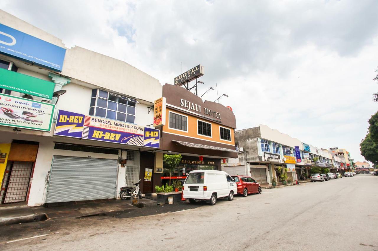 Oyo 89518 Sejati Hotel Sitiawan Exterior foto