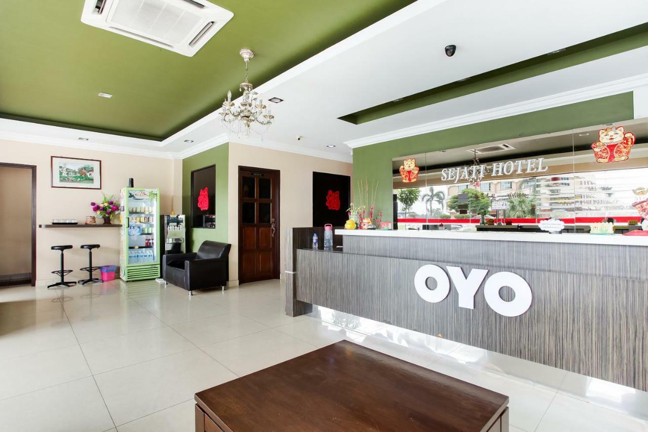 Oyo 89518 Sejati Hotel Sitiawan Exterior foto