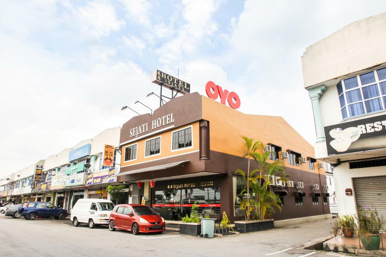 Oyo 89518 Sejati Hotel Sitiawan Exterior foto